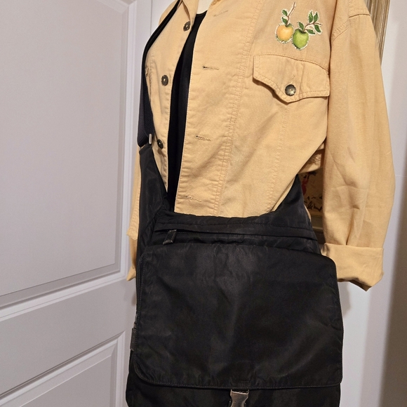 VINTAGE PRADA BLACK TESSUTO NYLON CROSS BODY TRAVEL BAG - Picture 3 of 16